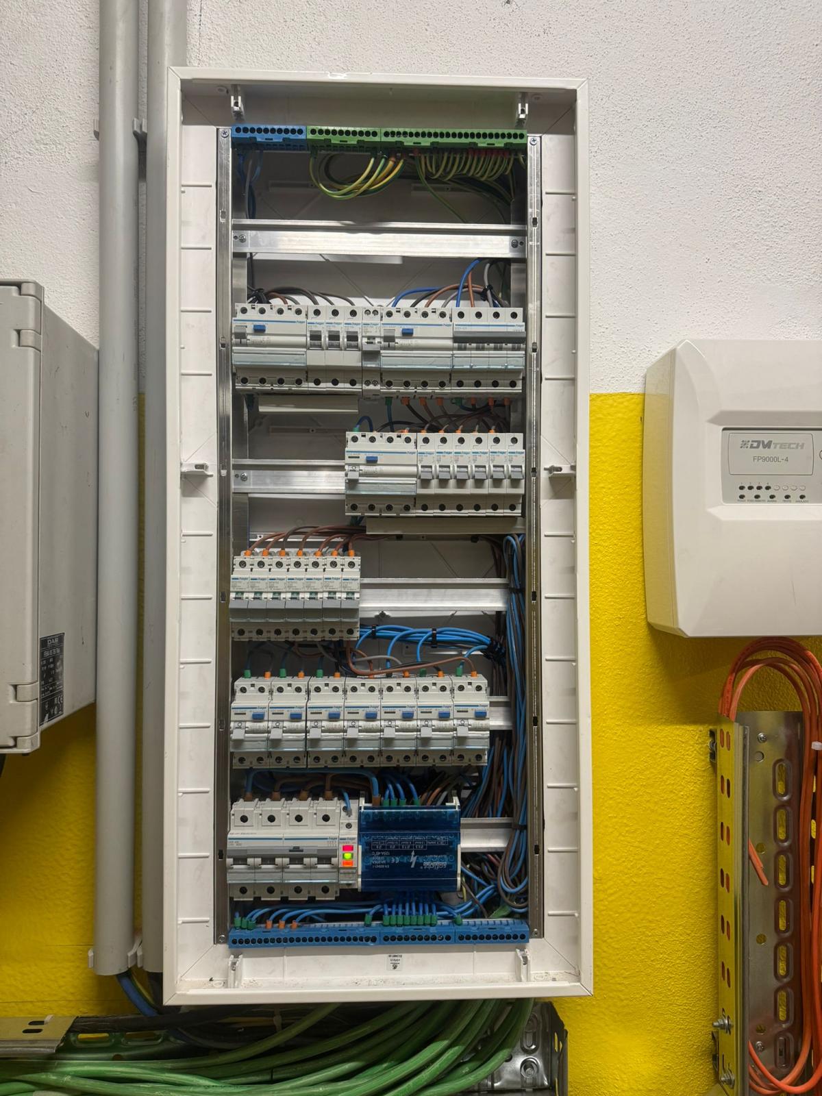 Quadro elétrico com disjuntores Hager — instalação completa