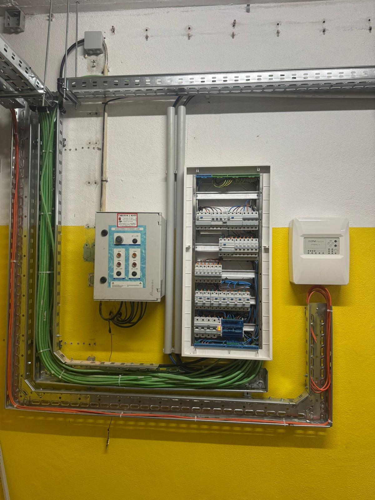 Instalação elétrica industrial com quadro e calhas técnicas