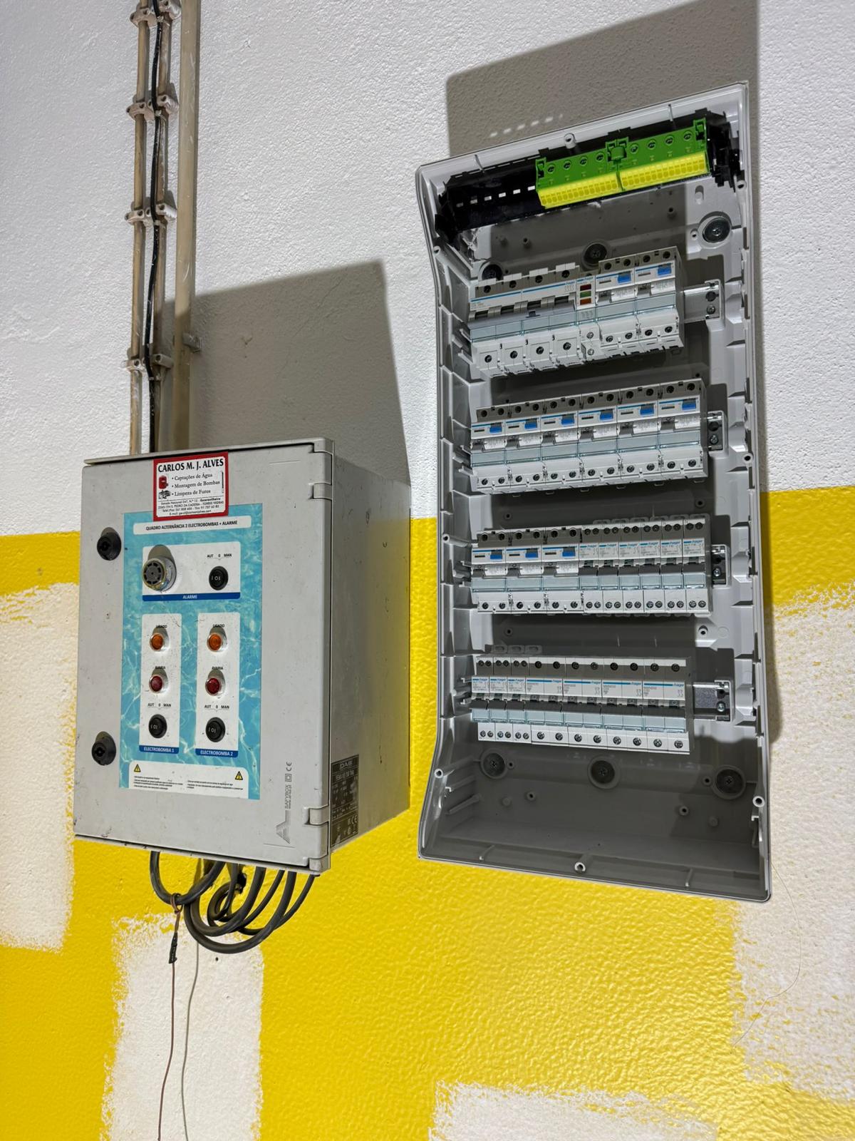 Quadro elétrico aberto com disjuntores e diferencial