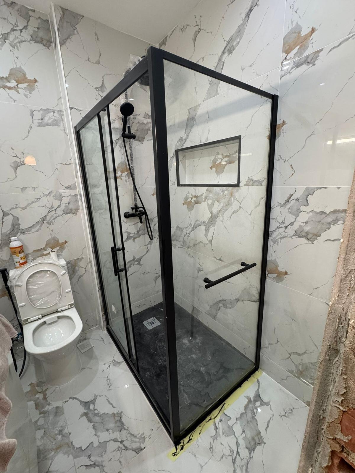 Cabine de duche em vidro com perfis pretos